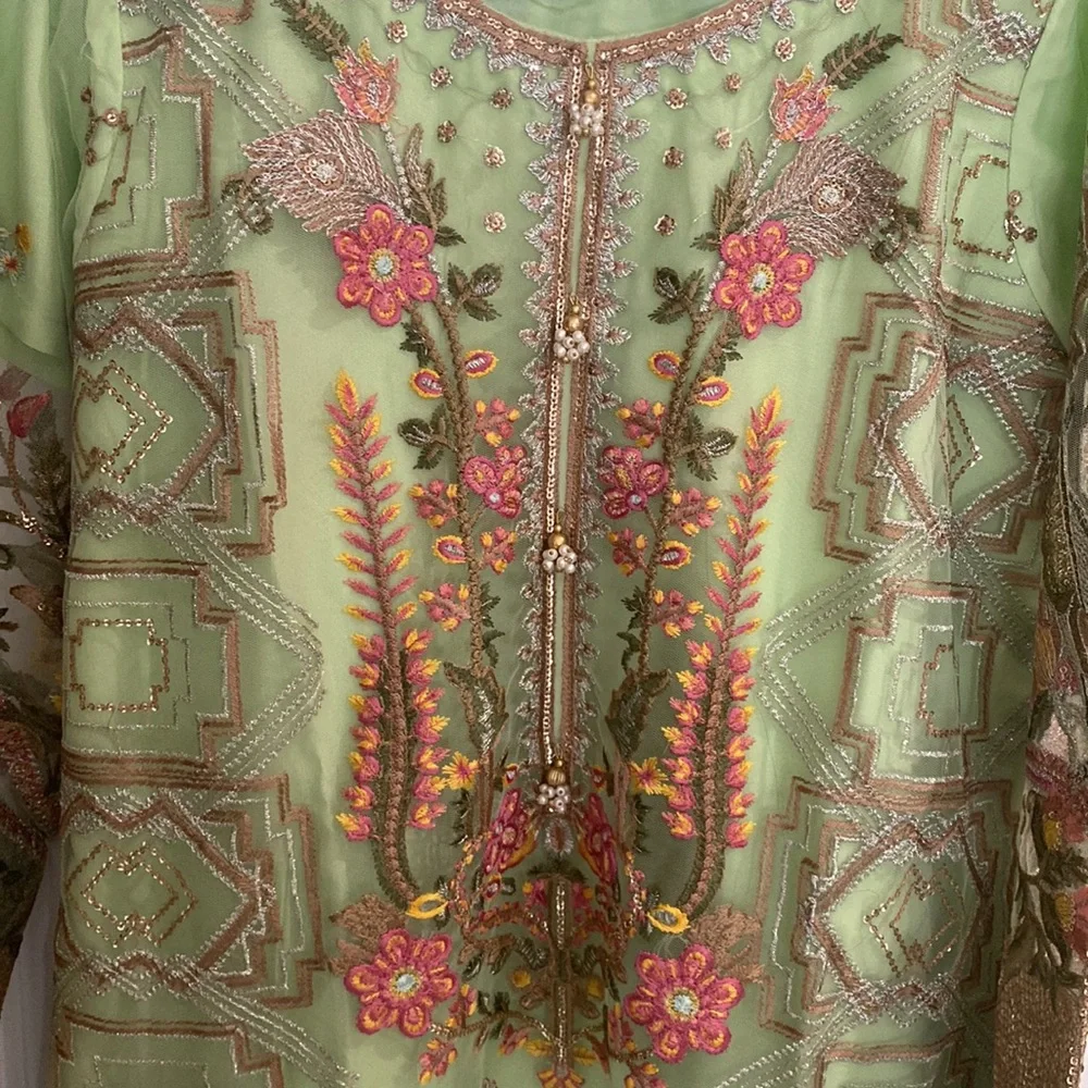 Beautiful Pakistani 3 Piece Suit - Picture 7 of 9